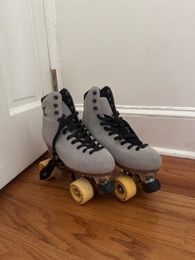 Moonlight Rollerskates Size 8